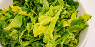 Receita Salada fresca de acelga com molho de limão e manjericão
