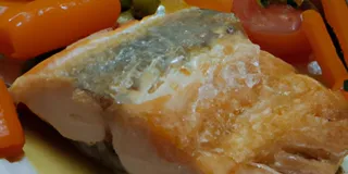 Receita Salmão Crocante com Legumes Frescos